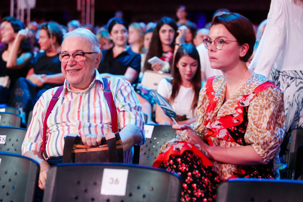 Read more about the article Почему молодые женщины встречаются с пожилыми мужчинами: плюсы и минусы