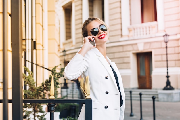 Read more about the article Классический стиль одежды и аксессуары: как не выглядеть скучно в 2026 году