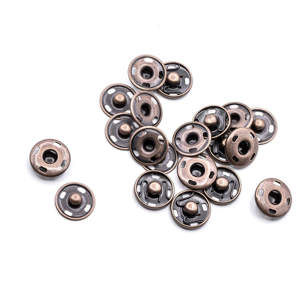 Read more about the article Виды кнопок для одежды: полный гид по застежкам, которые меняют образ и спасают в любой ситуации