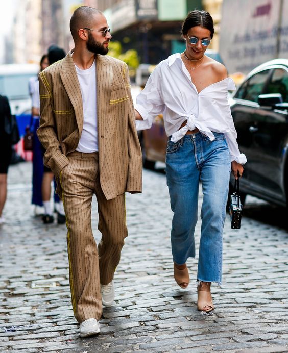 Read more about the article Джинсы и кроссовки: Секретное оружие для стиля, который сводит с ума в 2026