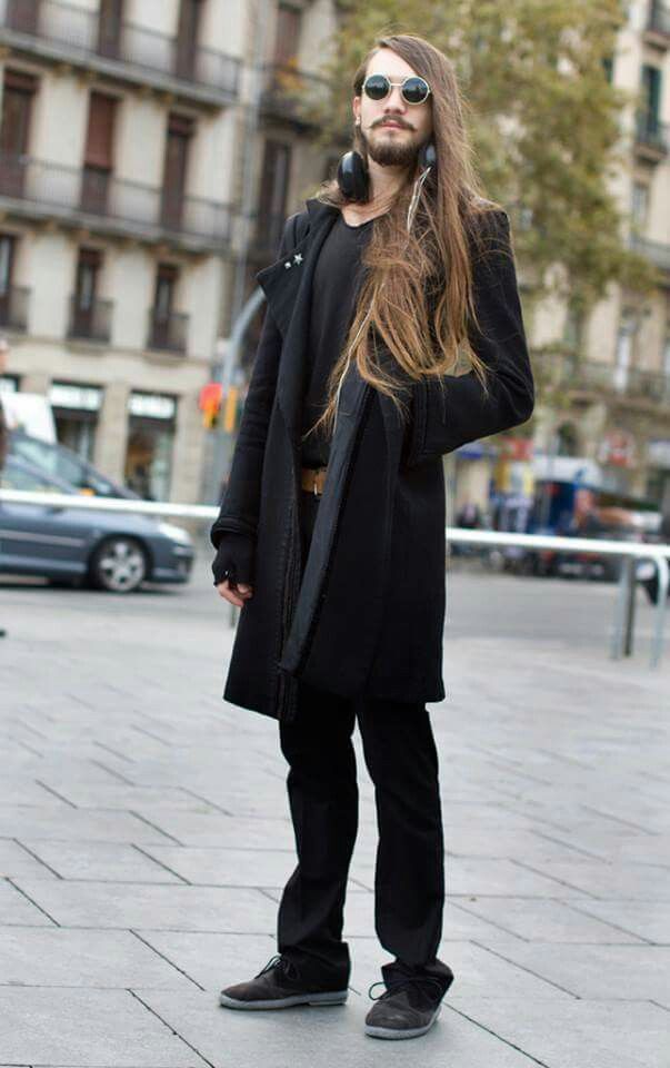 Read more about the article Стиль одежды с длинными волосами: как носить и не выглядеть нелепо в 2026