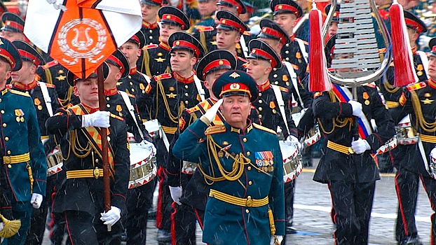 Read more about the article Форма одежды военнослужащих ВС РФ: как раньше мучались, а сейчас щеголяют