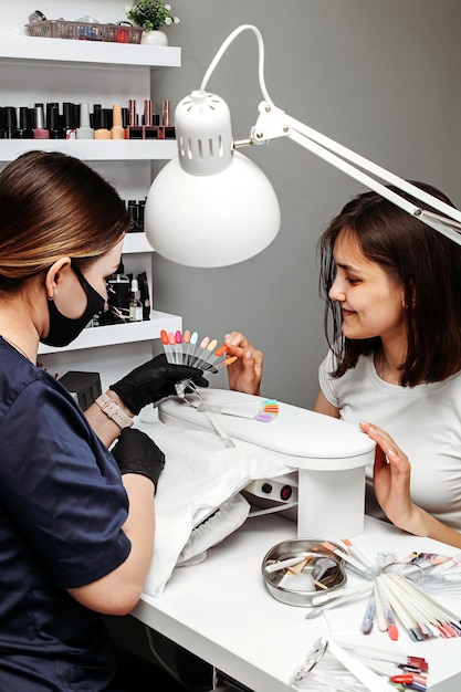 Read more about the article Модный цвет ногтей сейчас: 7 трендов, которые сводят с ума в 2026