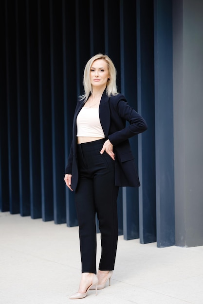 Read more about the article Почему вы до сих пор выглядите как офисный планктон? Секретный коктейль «светская одежда делового классического стиля»