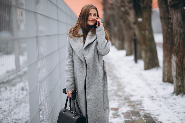 Read more about the article Серый цвет модный: почему он стал главным хитом сезона и как носить его с шиком