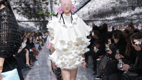 Read more about the article Новая коллекция Кристиан Диор: возвращение к истокам или смелый шаг в будущее?