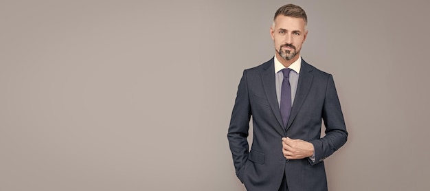 Read more about the article Офисный стиль одежды для мужчин 2025: 7 правил, которые заставят начальника платить больше