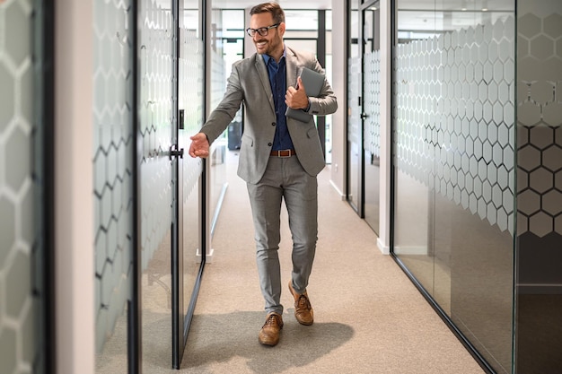 Read more about the article Деловой стиль одежды у мужчин: как он называется и в чем его сила