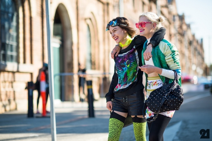 Read more about the article 2012 стиль одежды: гид по возвращению главного тренда нулевых, который снова захватывает улицы