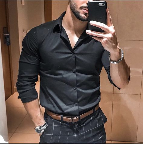 Read more about the article Не выгляди на свой возраст: модный образ для мужчины 35 лет, который работает