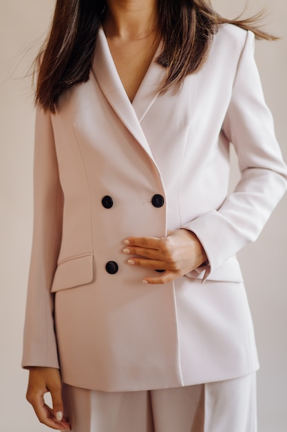 Read more about the article Классика стиль одежды женской: 7 правил, которые сделают вас иконой стиля в 2026