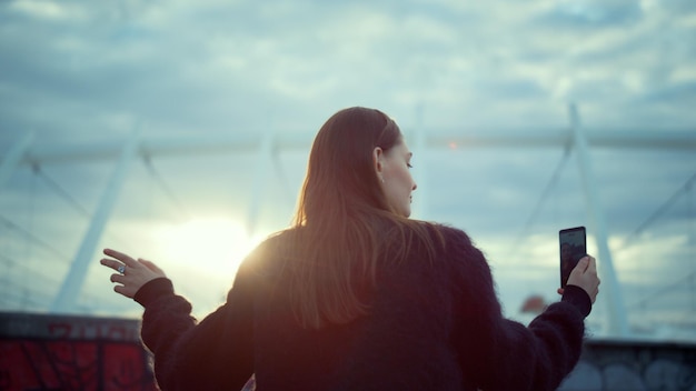 Read more about the article Модные блоггеры одежды: кто сегодня диктует стиль и как попасть в их волну