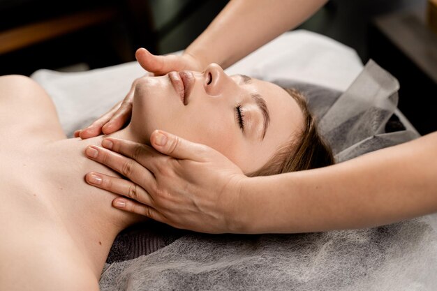 Read more about the article Массаж лица от морщин в домашних условиях: техники, которые работают лучше уколов красоты