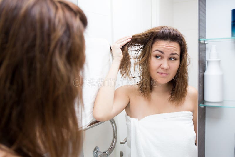 Read more about the article Уход за волосами, склонными к жирности: перестаньте мыть голову каждый день! Вот что реально работает