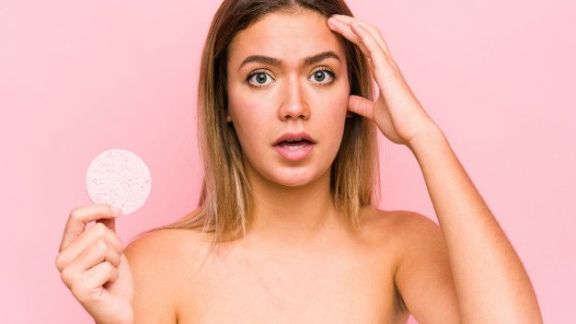 Read more about the article Где хранить уходовую косметику: 5 фатальных ошибок, которые превращают люксовый крем в опасную кашу