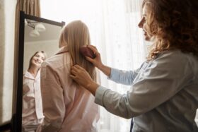 В каком порядке наносить уход за волосами: пошаговый гид, который спасет твои волосы