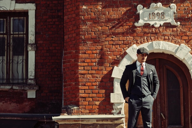 Read more about the article Гангстерский стиль одежды в 2026: почему мафиозная эстетика захватила мужскую моду?