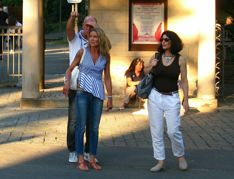 Read more about the article Стиль одежды в Европе: почему ваш гардероб кричит «турист» громче любого рюкзака