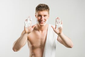 Базовый уход за кожей лица для мужчин: 5 мифов, которые старят вас на 10 лет