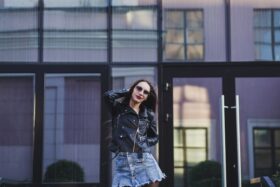 Одежда в стиле девяностых: почему этот тренд захватил 2026 год и как его повторить