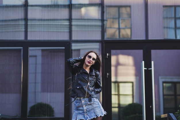 Read more about the article Одежда в стиле девяностых: почему этот тренд захватил 2026 год и как его повторить