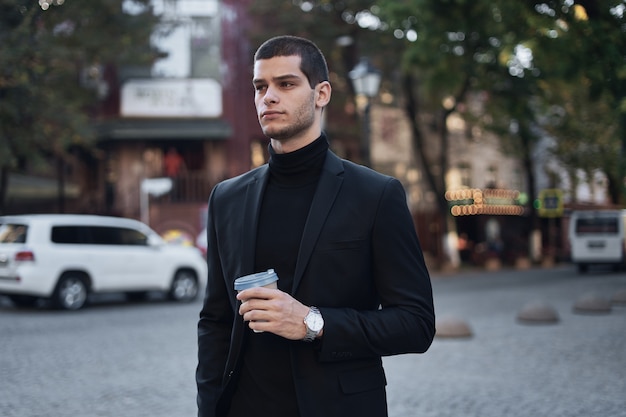 Read more about the article Современный стиль одежды для мужчин за 40: как выглядеть дорого и молодежно в 2026