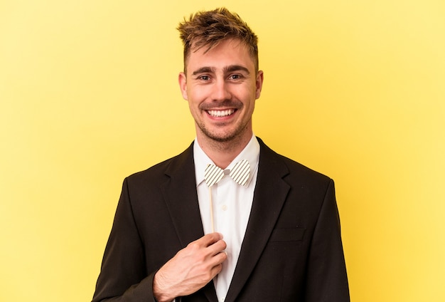 Read more about the article Деловой стиль одежды парней: 10 правил, которые превратят тебя из офисного планктона в мажора