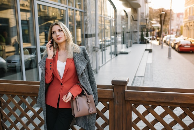 Read more about the article Модная одежда для женщины 55 лет: 10 правил, которые сбросят 10 лет