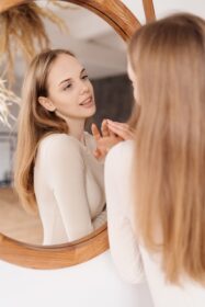 Больше чем просто джинсы и футболка: твой идеальный стиль одежды на каждый день в 2026