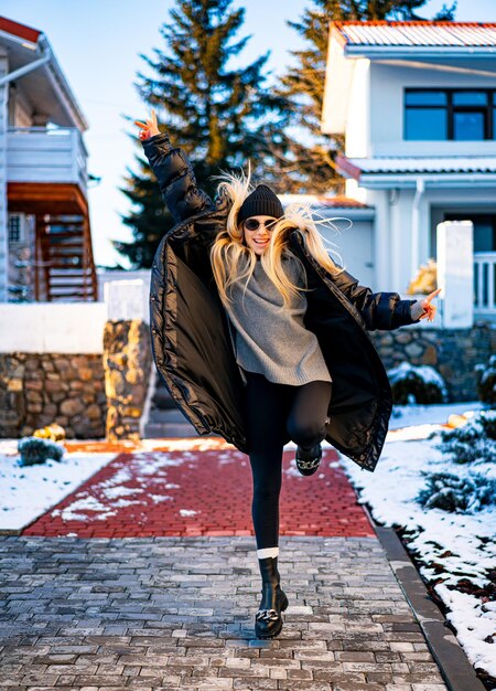 Read more about the article Какой шампунь лучше для лета: 5 типов, которые спасут волосы от солнца, моря и хлора