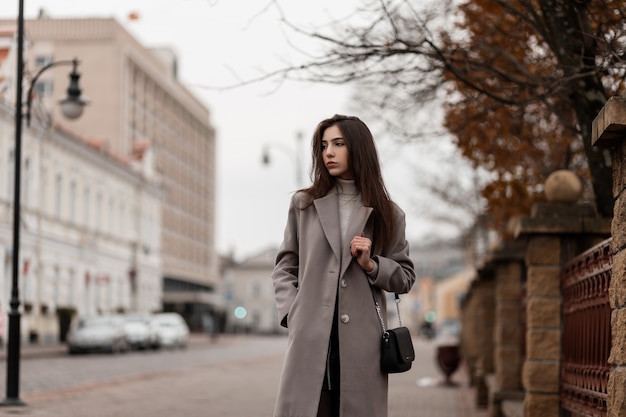 Read more about the article Длинная верхняя одежда: виды, которые сделают вас иконой стиля в 2026