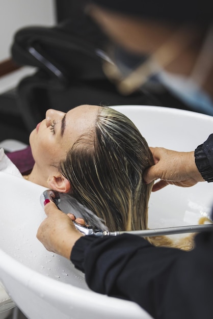 Read more about the article Коллагеновое восстановление волос цена, о которой молчат в салонах: правда или маркетинг?